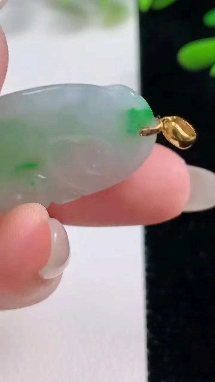 天然A货翡翠如意吊坠，尺寸29.6-19.8-3.8，重量:5.36g
9月27日