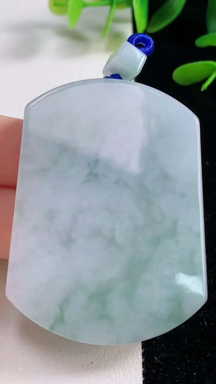 天然A货翡翠冰种飘花无事牌吊坠，尺寸55.8-40.7-5.7，重量:41.93g
9月27日