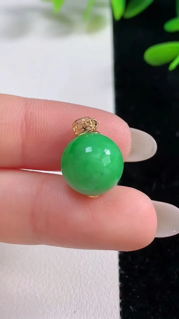 天然A货翡翠圆珠吊坠，尺寸12，重量:333g9月27日
工厂直销收藏佳品,种好水足，色泽均匀，有种