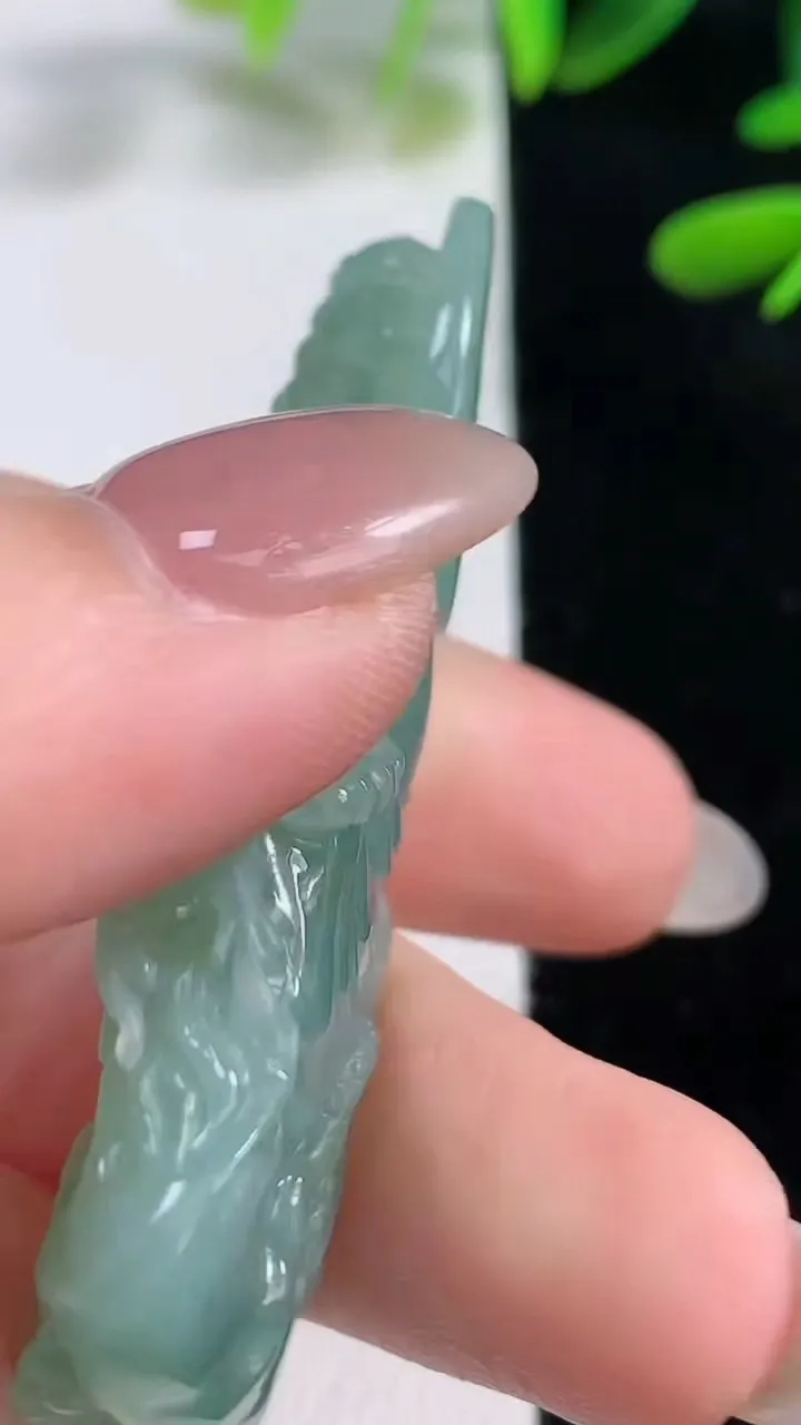 天然A货翡翠御龙不动明王吊坠，尺寸57.7-18.6-10，重量:22.37g
9月27日