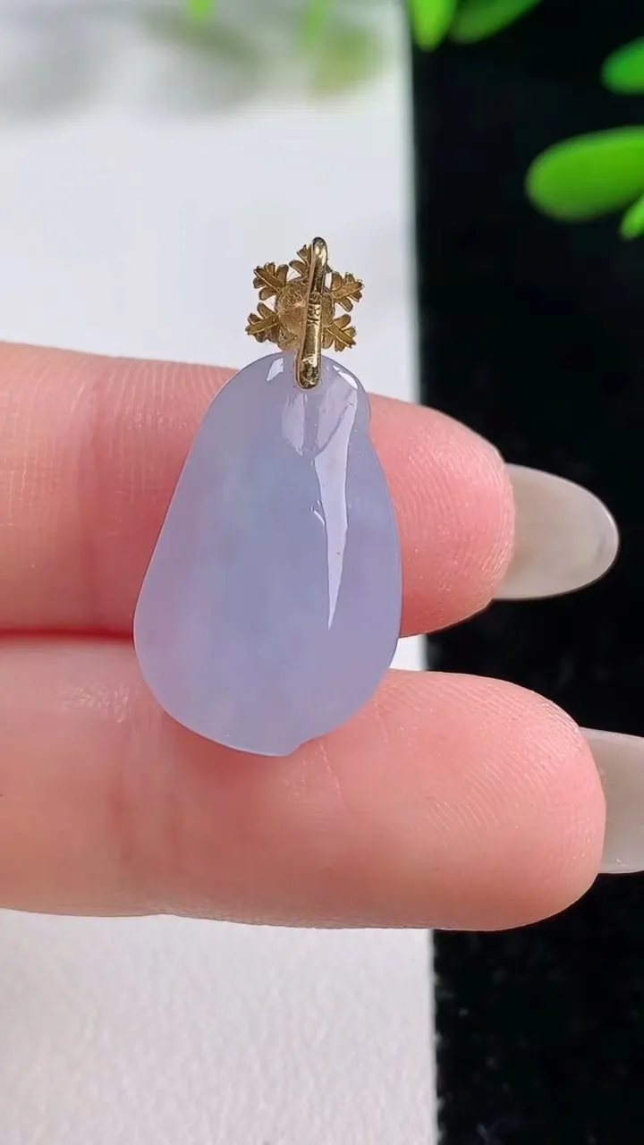 天然A货翡翠18K金紫罗兰福豆吊坠，尺寸20.7-13.2-6.7，重量:3.12g
9月27日
