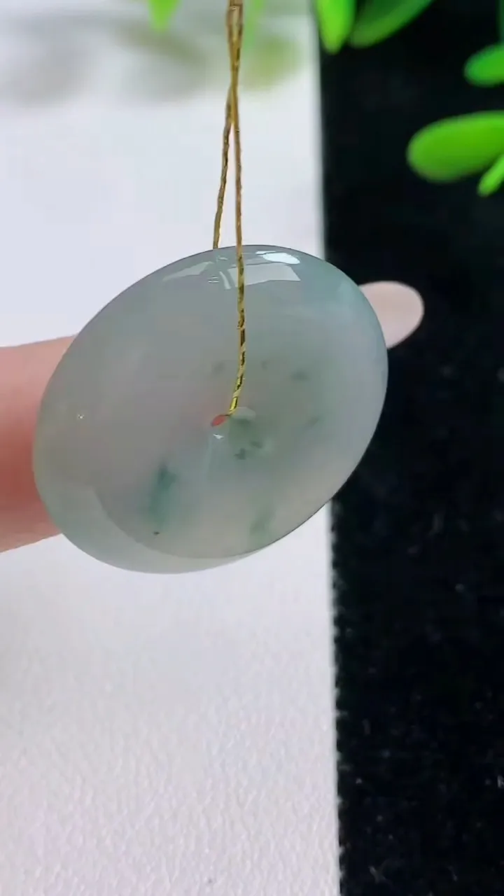 天然A货翡翠冰种飘花平安扣吊坠，尺寸26-5，重量:8.53g
9月27日