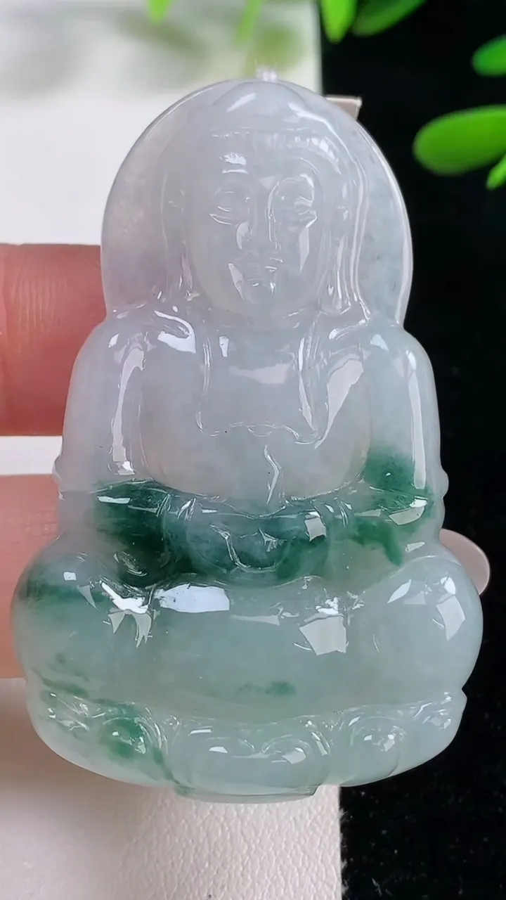 天然A货翡翠冰种飘花观音菩萨吊坠，尺寸54.6-34.5-5.3，重量:18.92g
9月27日