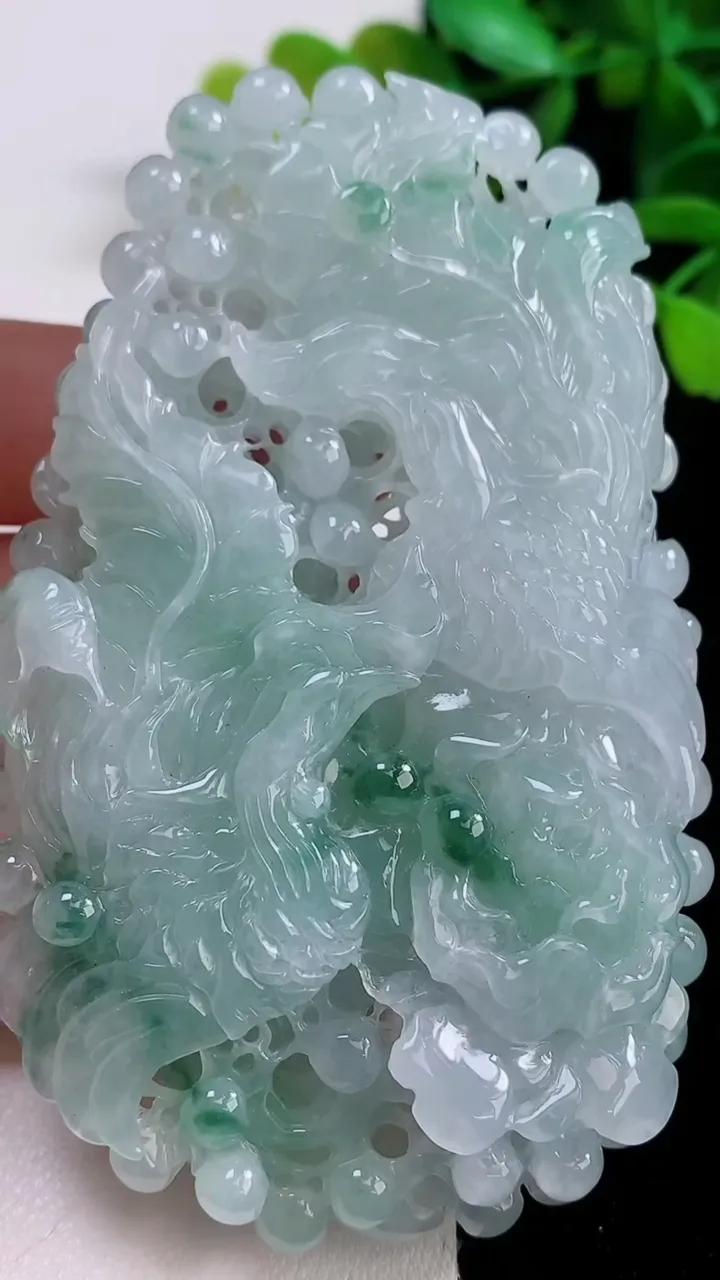 天然A货翡翠冰种飘花凤凰吊坠，尺寸84.2-51-12.7，重量:95.32g
9月27日