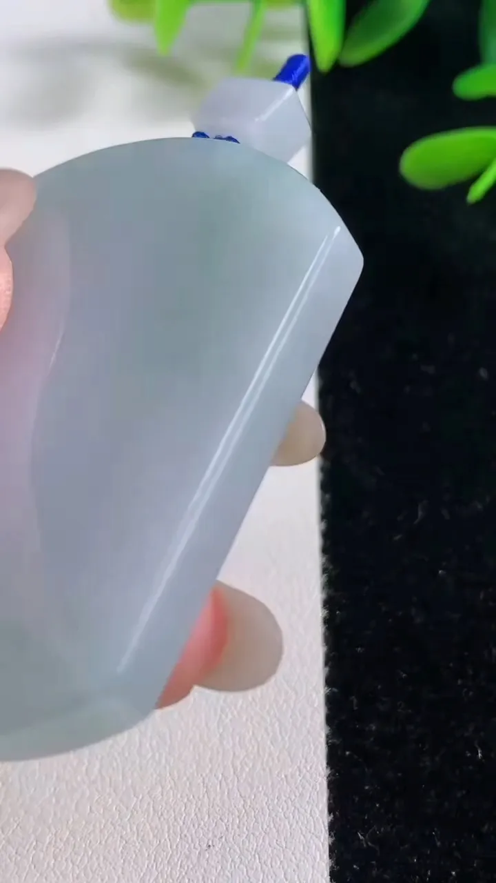 天然A货翡翠飘花无事牌吊坠，尺寸52.8-39-6，重量:37.44g
9月27日