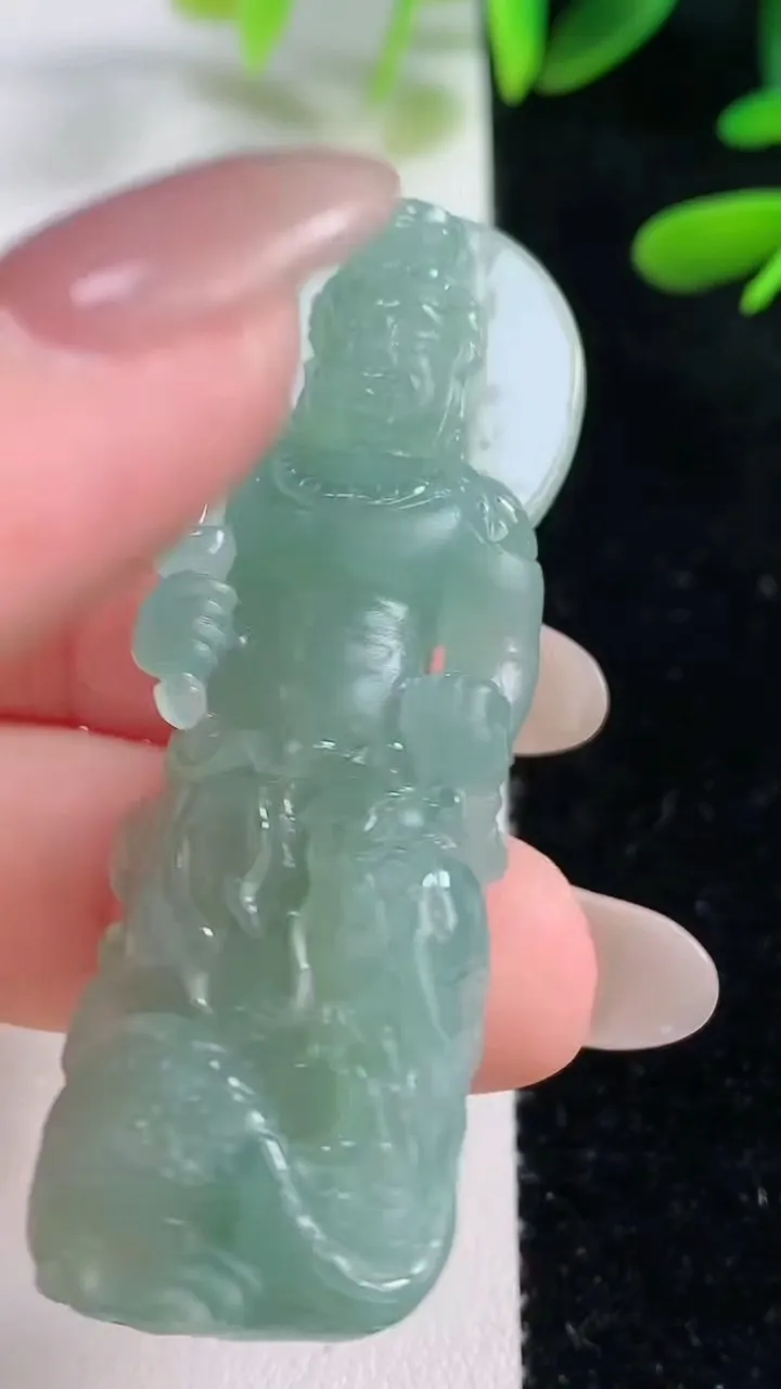 天然A货翡翠御龙不动明王吊坠，尺寸57.7-18.6-10，重量:22.37g
9月27日