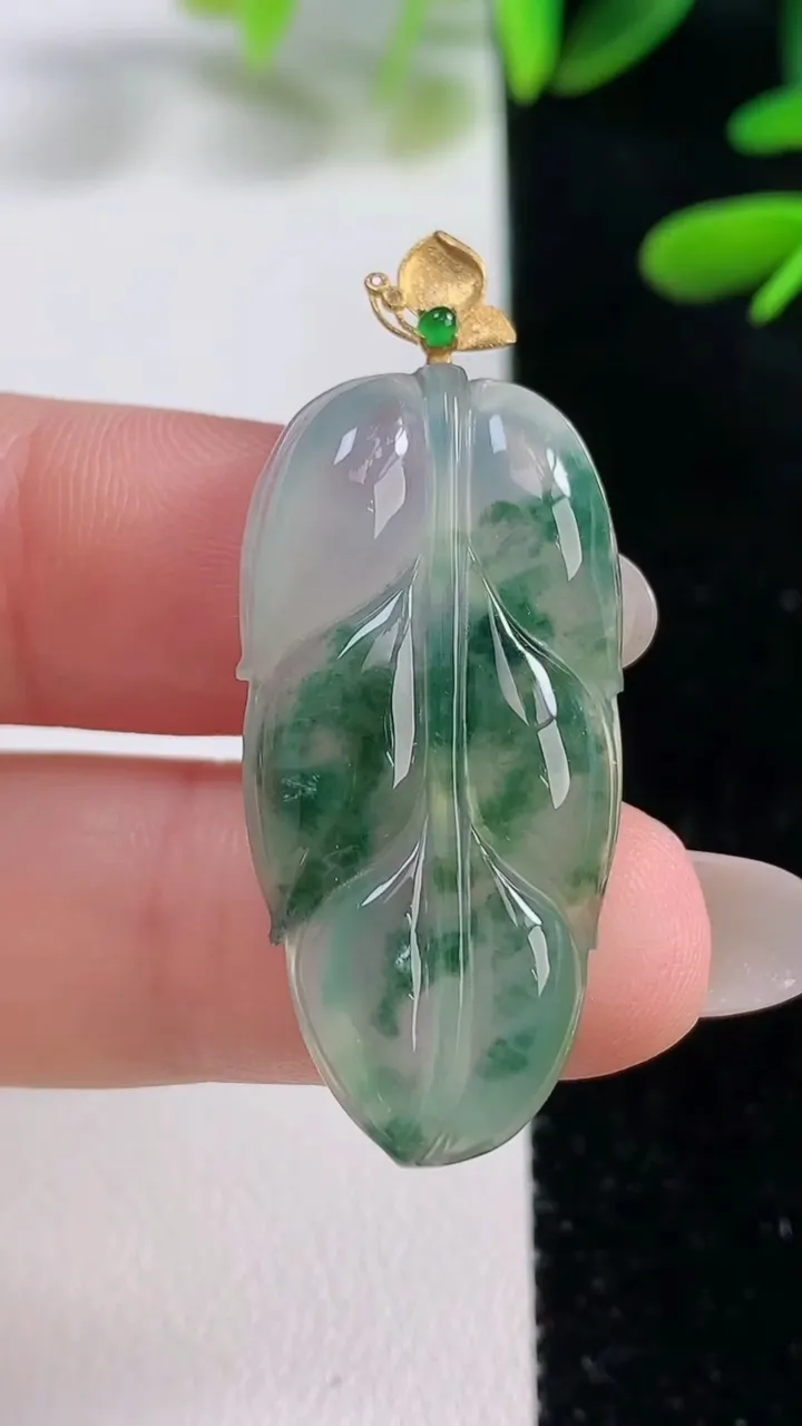 天然A货翡翠种飘花金枝玉叶 叶子吊坠，尺寸34-17-4.8，重量:5.80g
9月27日