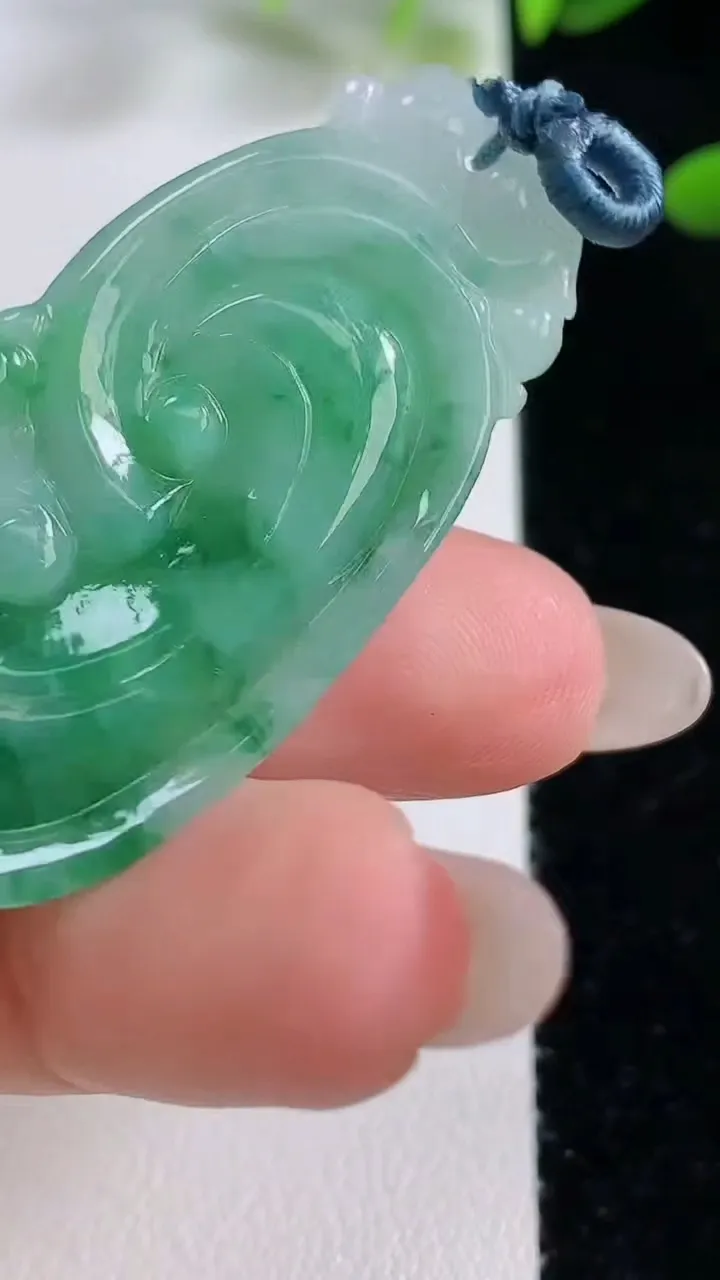天然A货翡翠如意吊坠，尺寸45.5-21-5，重量:9.58g
9月27日