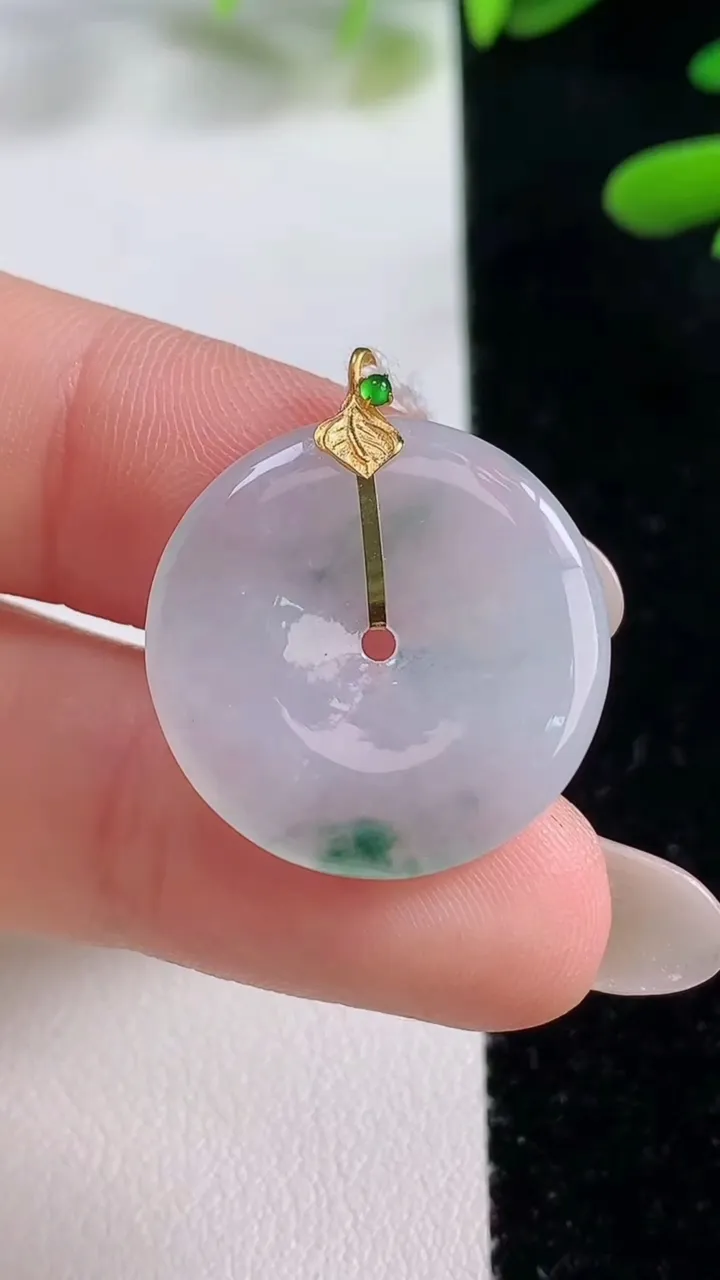 天然A货翡翠种飘花平安扣吊坠，尺寸21.5-3.4，重量:3.86g
9月27日