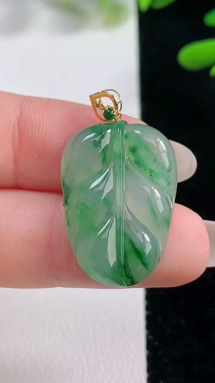 天然A货翡翠金枝玉叶 叶子吊坠，尺寸24.4-17-3.6，重量:3.30g
9月27日