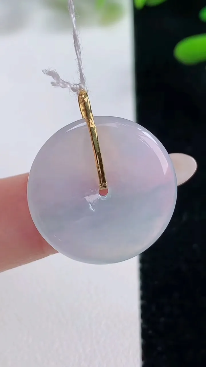 天然A货翡翠种白冰平安扣吊坠，尺寸21.8-3.2，重量:3.79g
9月27日