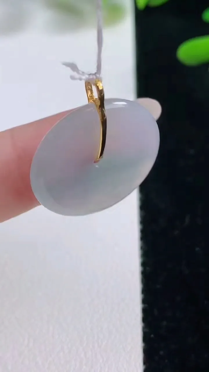天然A货翡翠种白冰平安扣吊坠，尺寸21.8-3.2，重量:3.79g
9月27日