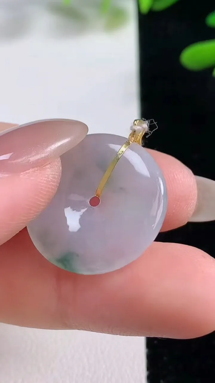 天然A货翡翠种飘花平安扣吊坠，尺寸21.5-3.4，重量:3.86g
9月27日