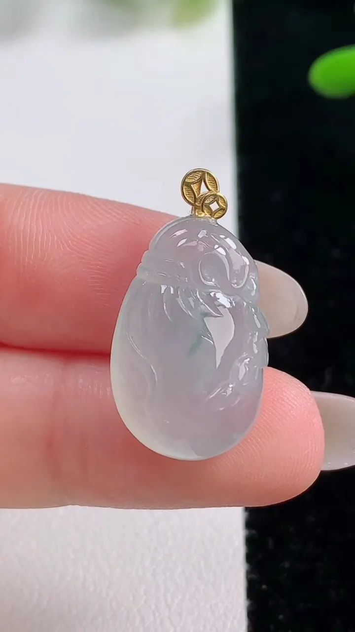 天然A货翡翠种飘花福袋吊坠，尺寸20.5-14-6.4，重量:3.70g
9月27日