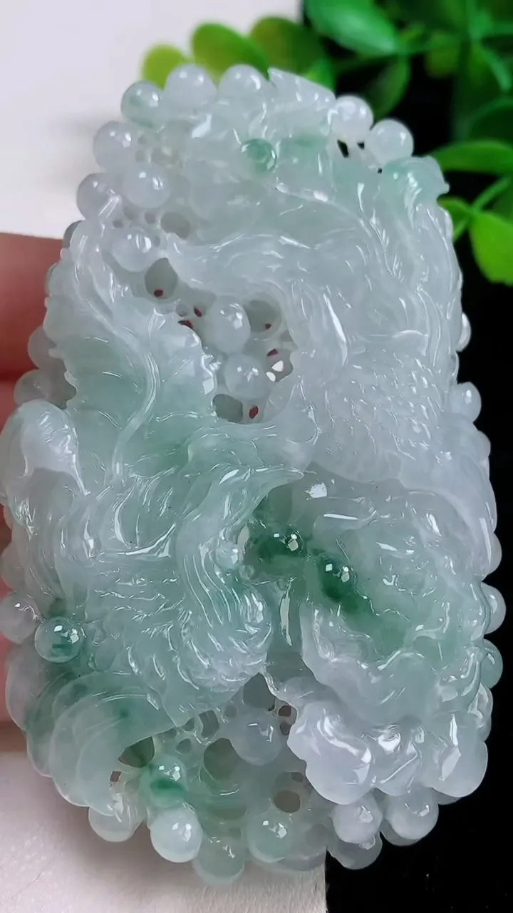 天然A货翡翠冰种飘花凤凰吊坠，尺寸84.2-51-12.7，重量:95.32g
9月27日