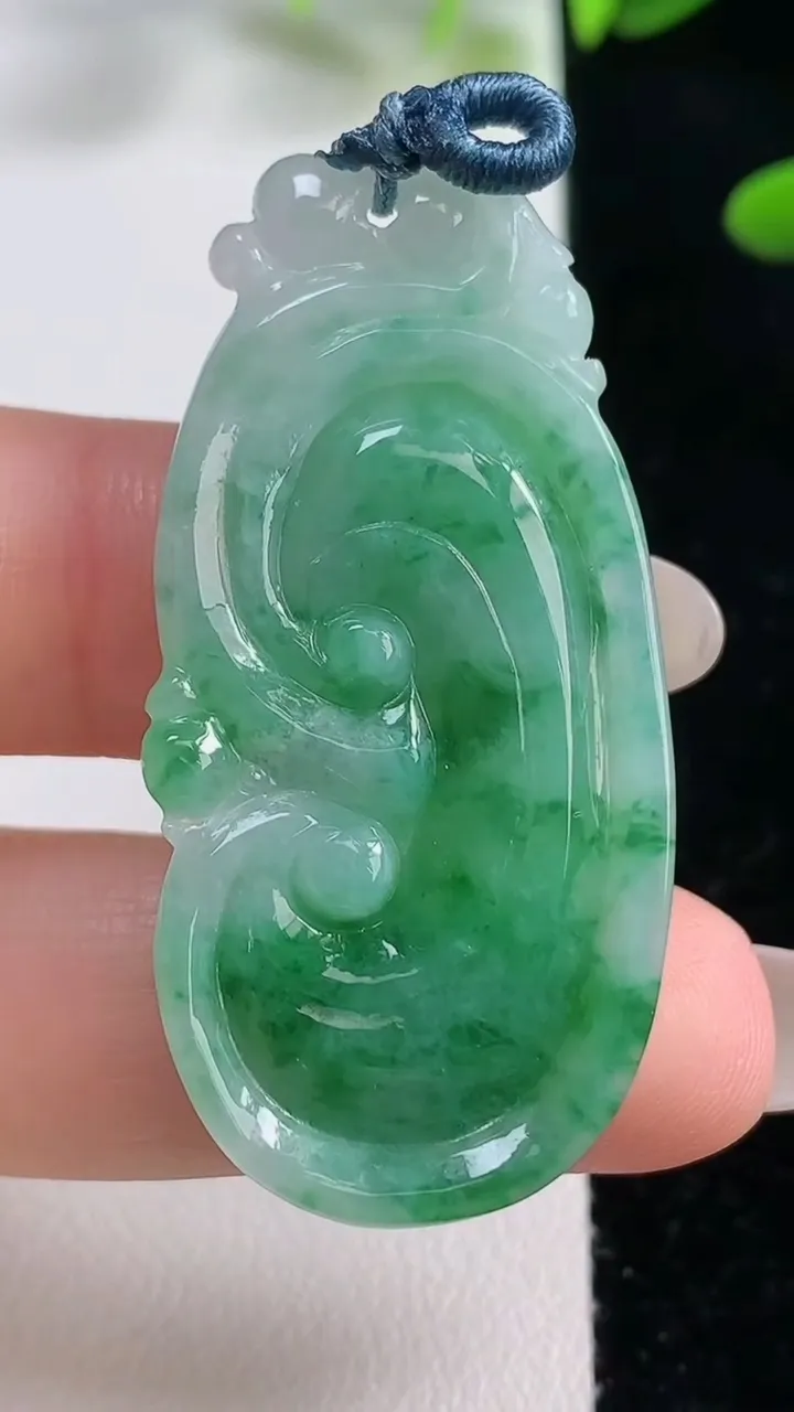 天然A货翡翠如意吊坠，尺寸45.5-21-5，重量:9.58g
9月27日