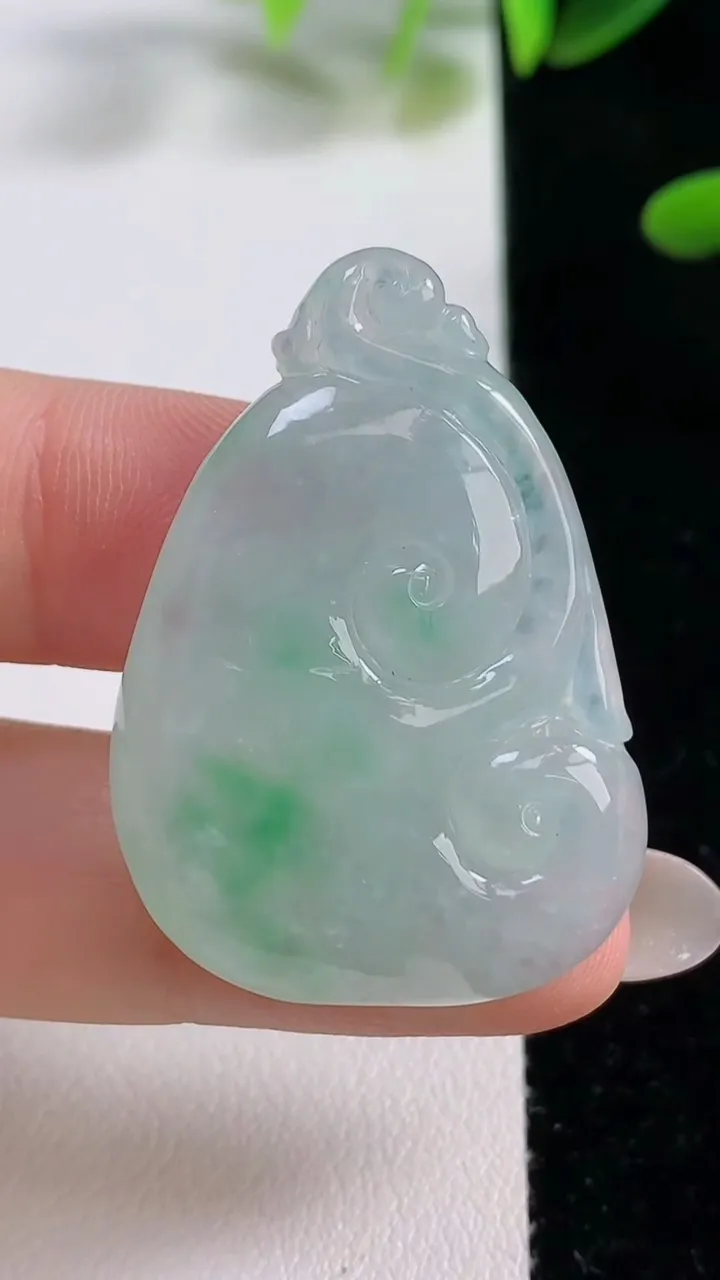 天然A货翡翠如意吊坠，尺寸38-26.7-6.4，重量:11.28g
9月27日