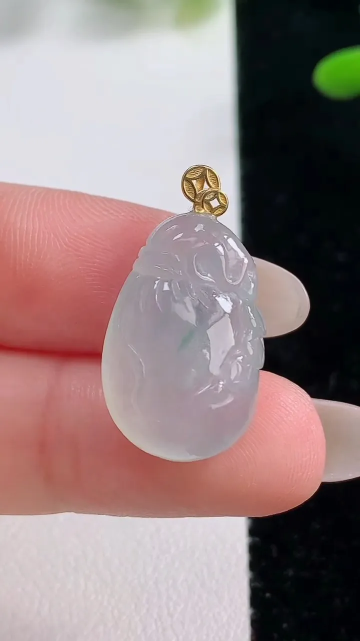 天然A货翡翠种飘花福袋吊坠，尺寸20.5-14-6.4，重量:3.70g
9月27日