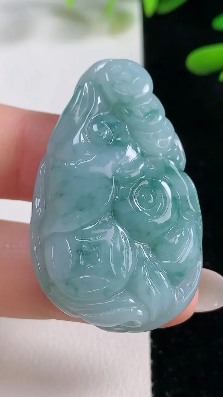 天然A货翡翠飘花如意吊坠，尺寸43-26.7-9.6，重量:21.77g
9月27日