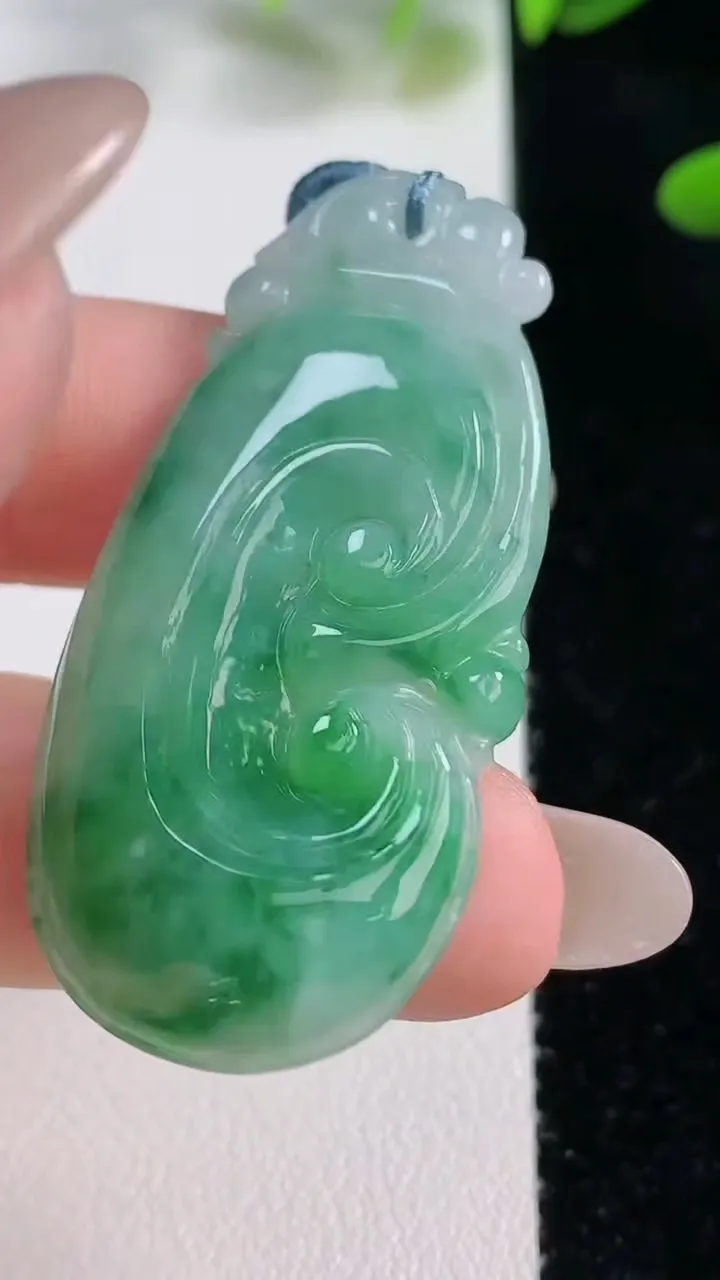 天然A货翡翠如意吊坠，尺寸45.5-21-5，重量:9.58g
9月27日