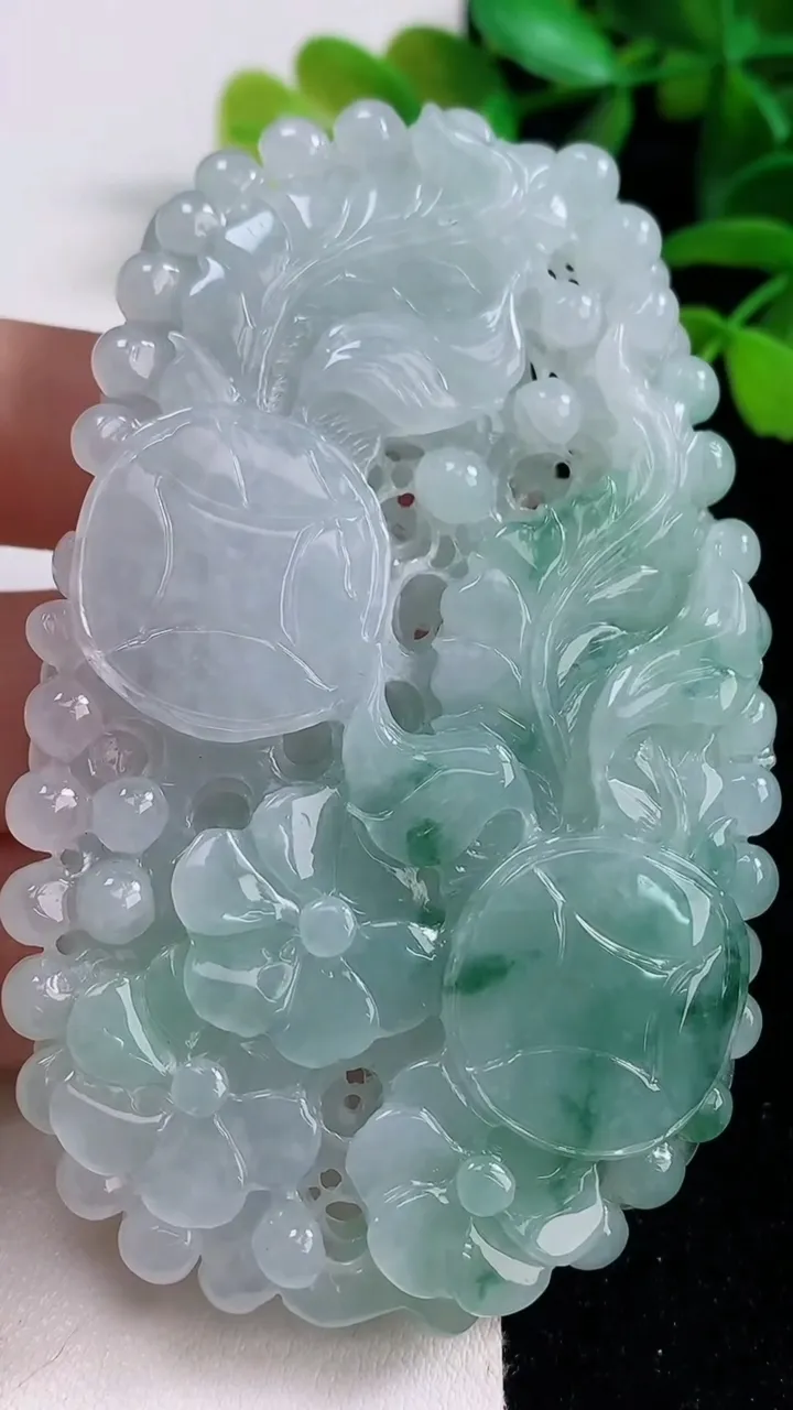 天然A货翡翠冰种飘花凤凰吊坠，尺寸84.2-51-12.7，重量:95.32g
9月27日