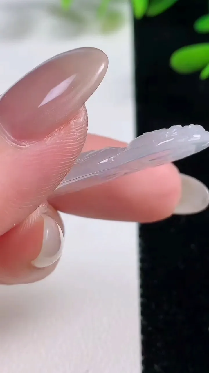 天然A货翡翠观音菩萨吊坠，尺寸49.7-12.6-4，重量:5.50g
9月27日
