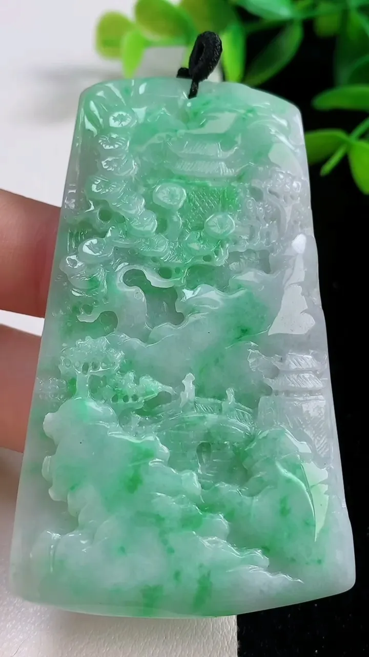 天然A货翡翠山水牌吊坠，尺寸69.5-41.3-4.7，重量:33.34g
9月27日