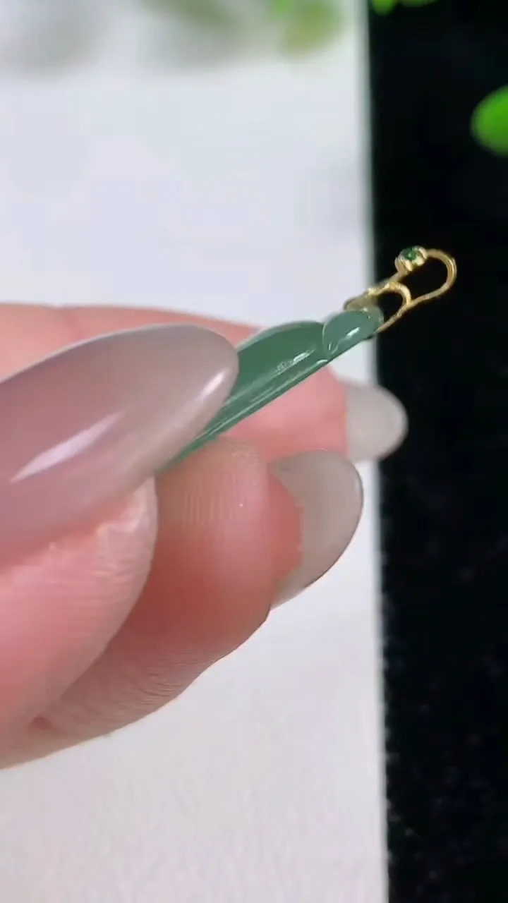 天然A货翡翠如意吊坠，尺寸32.2-20.2-3.5，重量:5.41g
9月27日