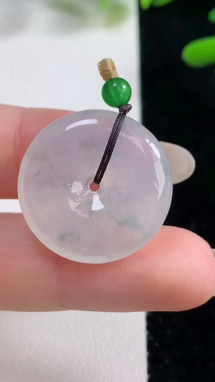 天然A货翡翠冰种飘花平安扣吊坠，尺寸23.6-5，重量:6.34g
9月27日