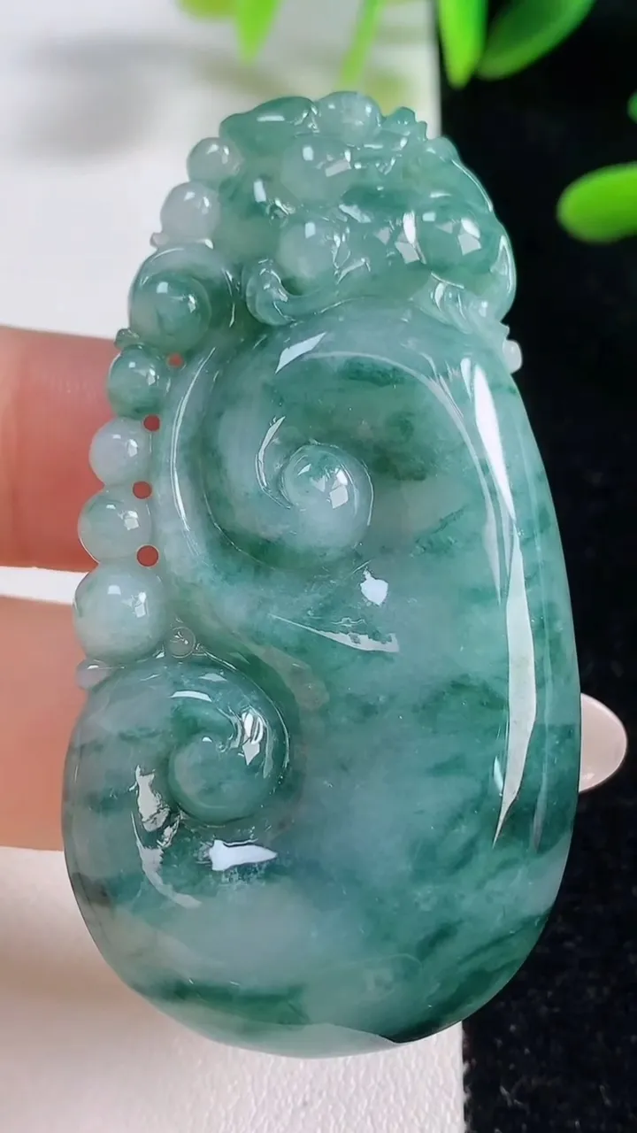 天然A货翡翠飘花如意吊坠，尺寸57.8-30-8.6，重量:27.07g
9月27日