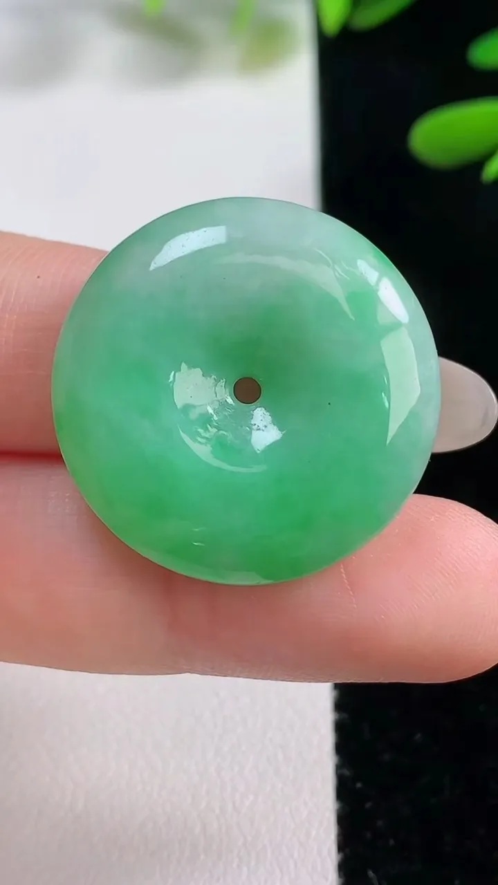 天然A货翡翠平安扣吊坠，尺寸26-2.8，重量:8.60g
9月27日