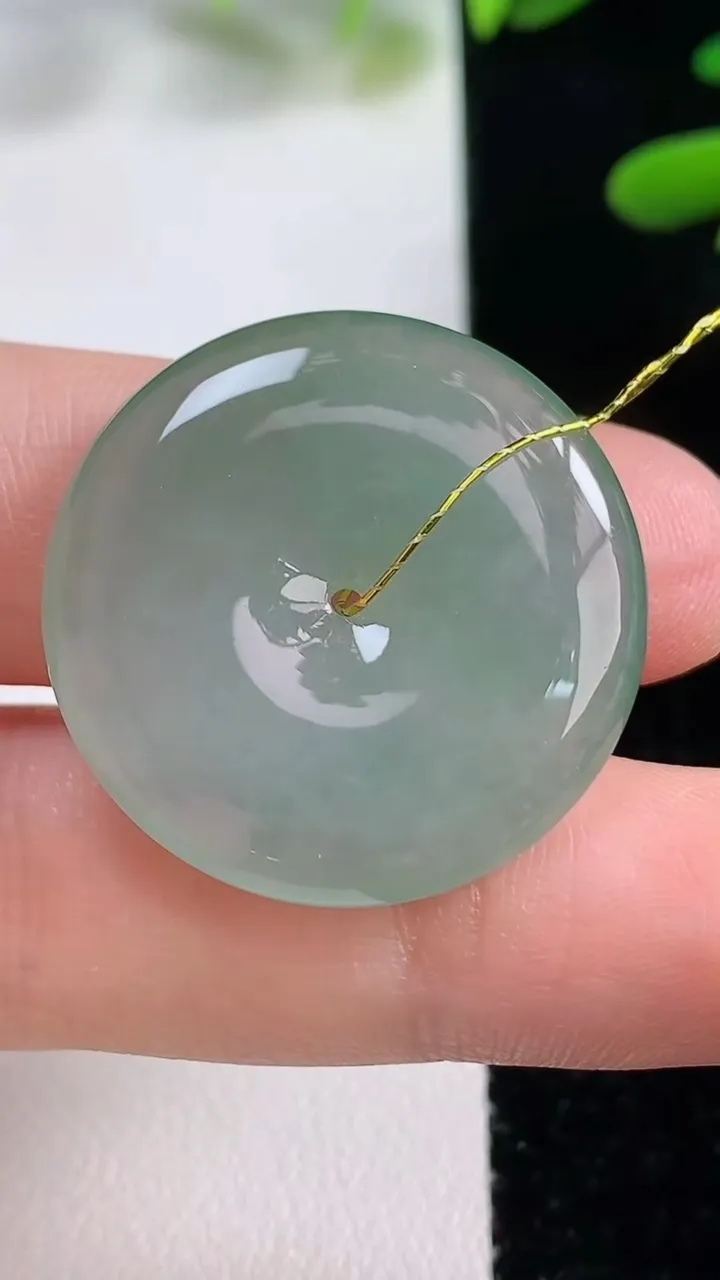 天然A货翡翠平安扣吊坠，尺寸27-5，重量:8.26g
9月27日