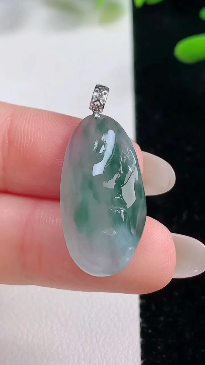 天然A货翡翠种飘花悟道吊坠，尺寸25.2-13.5-6，重量:3.98g
9月27日