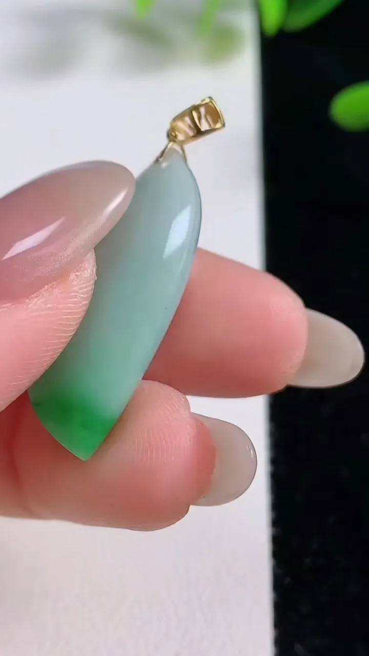 天然A货翡翠随形吊坠，尺寸27-14-9，重量:5.41g
9月27日