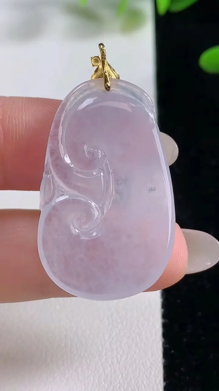 天然A货翡翠种白冰如意吊坠，尺寸33.6-21.1-6.6，重量:6.80g
9月27日