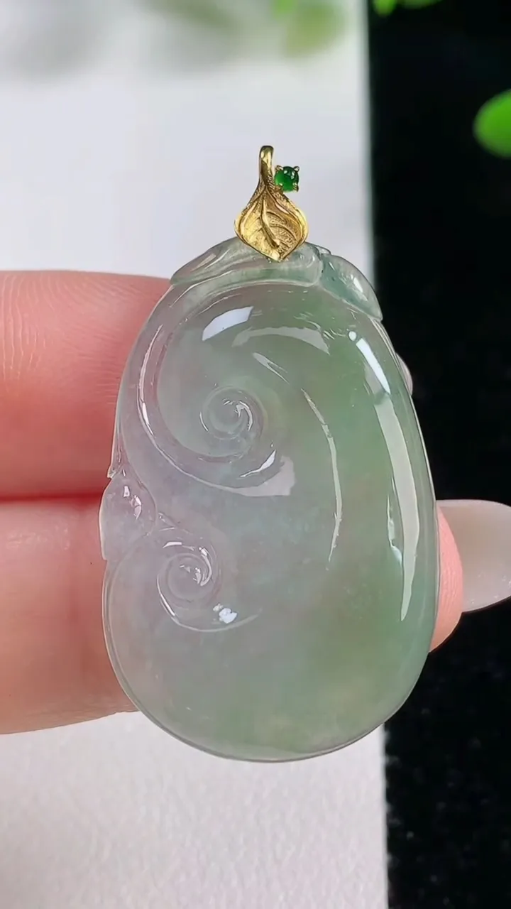 天然A货翡翠如意吊坠，尺寸32.2-20.2-3.5，重量:5.41g
9月27日