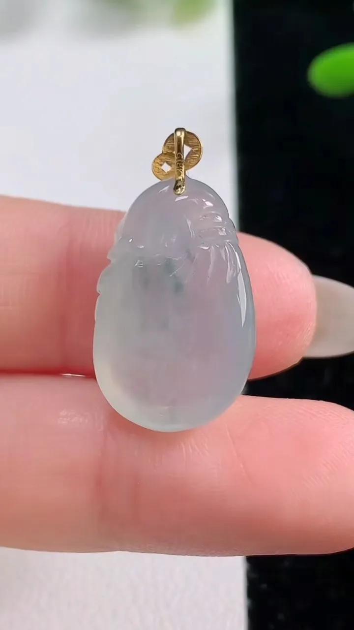 天然A货翡翠种飘花福袋吊坠，尺寸20.5-14-6.4，重量:3.70g
9月27日
