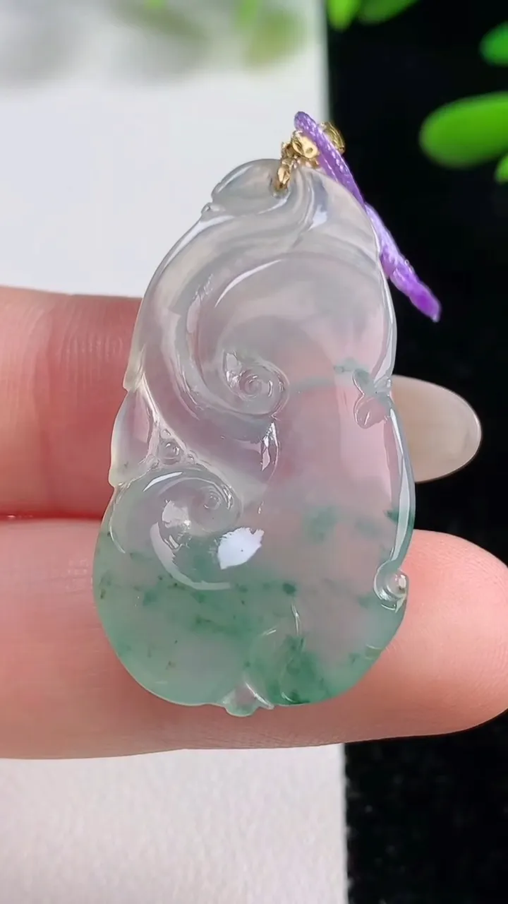 天然A货翡翠种飘花如意吊坠，尺寸35.3-19-4，重量:4.79g
9月27日