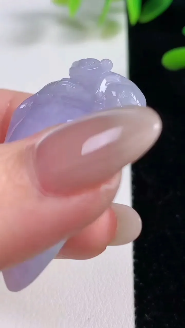 天然A货翡翠紫罗兰福瓜吊坠，尺寸44.3-25.3-10.3，重量:19.57g
9月27日