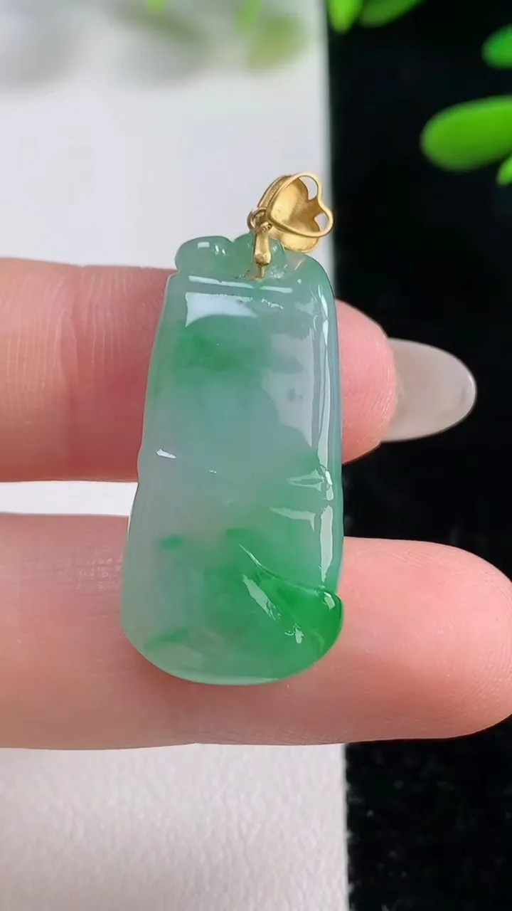 天然A货翡翠节节高升 竹节吊坠，尺寸29.6-14-4.7，重量:5.00g
9月27日