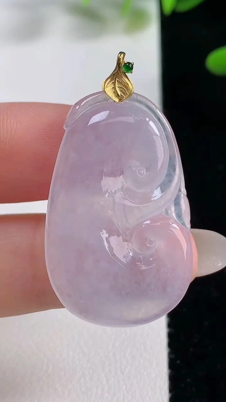 天然A货翡翠种白冰如意吊坠，尺寸33.6-21.1-6.6，重量:6.80g
9月27日