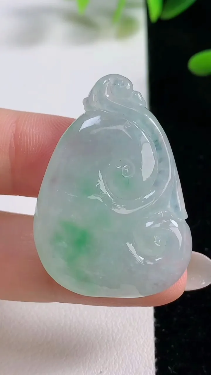 天然A货翡翠如意吊坠，尺寸38-26.7-6.4，重量:11.28g
9月27日