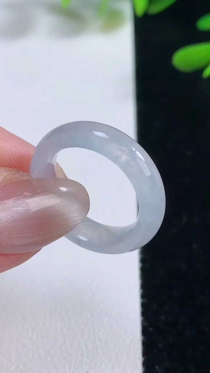 天然A货翡翠指环戒指，尺寸18-5-3.5，重量:3.46g2025年9月27日
工厂直销收藏佳品,种好水足，色泽均匀，有种有色，上手高大气！