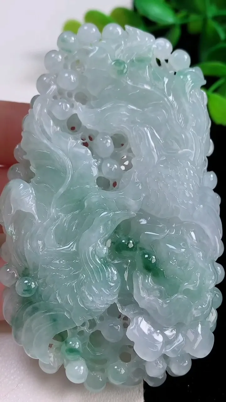 天然A货翡翠冰种飘花凤凰吊坠，尺寸84.2-51-12.7，重量:95.32g
9月27日