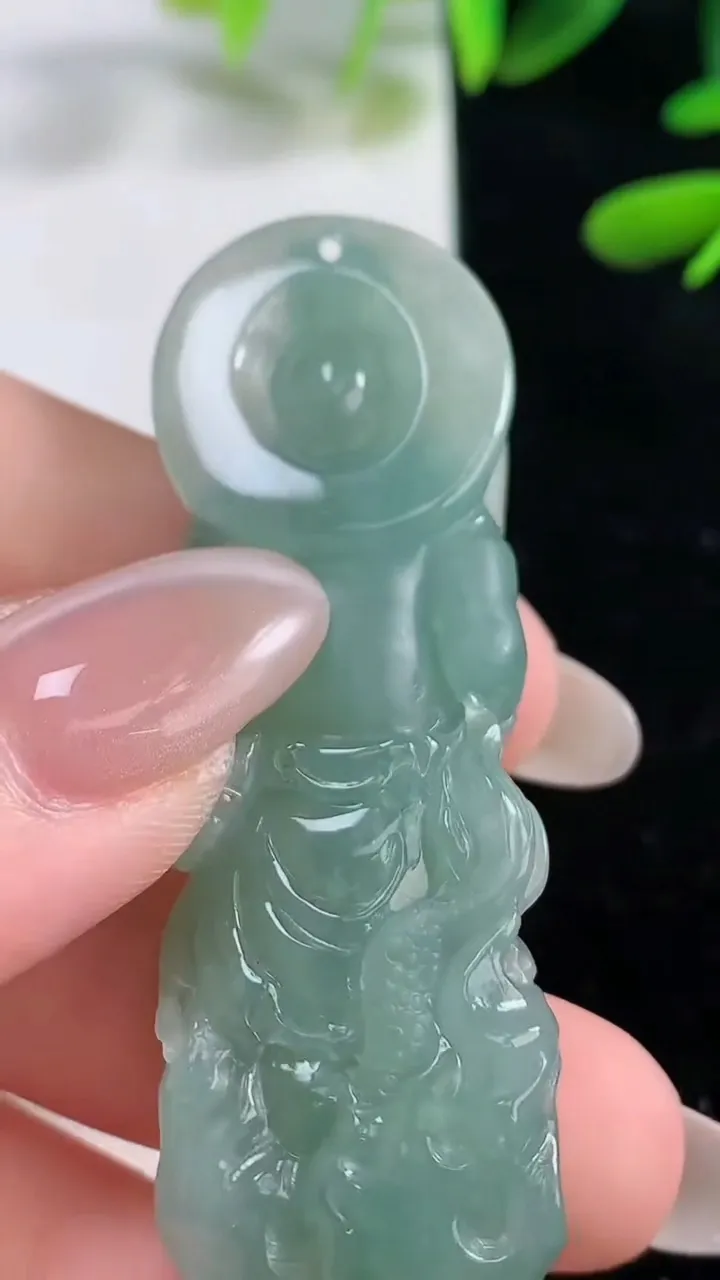 天然A货翡翠御龙不动明王吊坠，尺寸57.7-18.6-10，重量:22.37g
9月27日