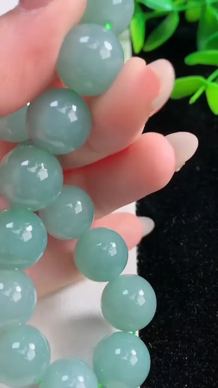 天然A货翡翠圆珠手串，尺寸12.3-16颗，重量:56.22g9月27日
工厂直销收藏佳品,种好水足，色泽均匀，有种有色，上手高大气！
