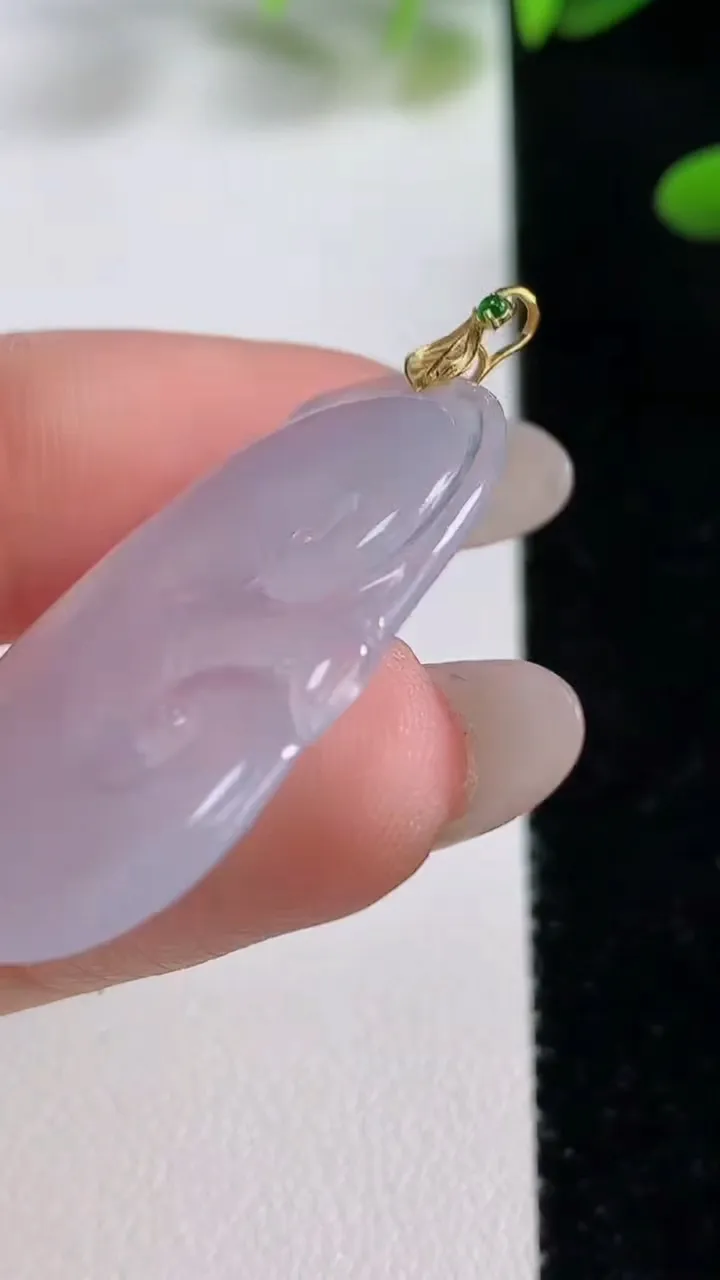 天然A货翡翠种白冰如意吊坠，尺寸33.6-21.1-6.6，重量:6.80g
9月27日