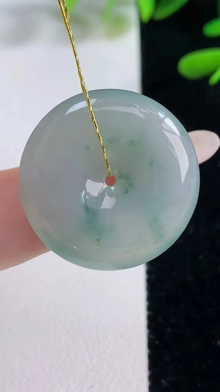 天然A货翡翠冰种飘花平安扣吊坠，尺寸26-5，重量:8.53g
9月27日
