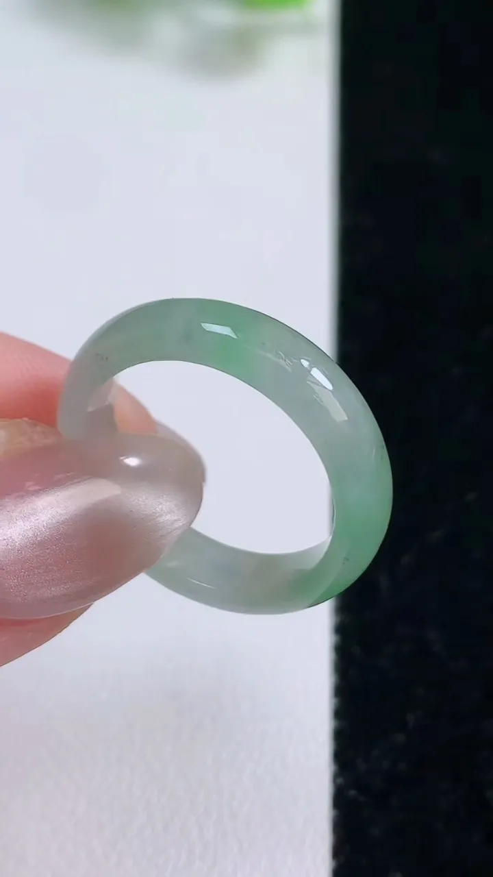 天然A货翡翠指环戒指，尺寸18.8-5-2.8，重量:3.11g2025年9月30日
工厂直销收藏佳品,种好水足，色泽均匀，有种有色，上手高大气！