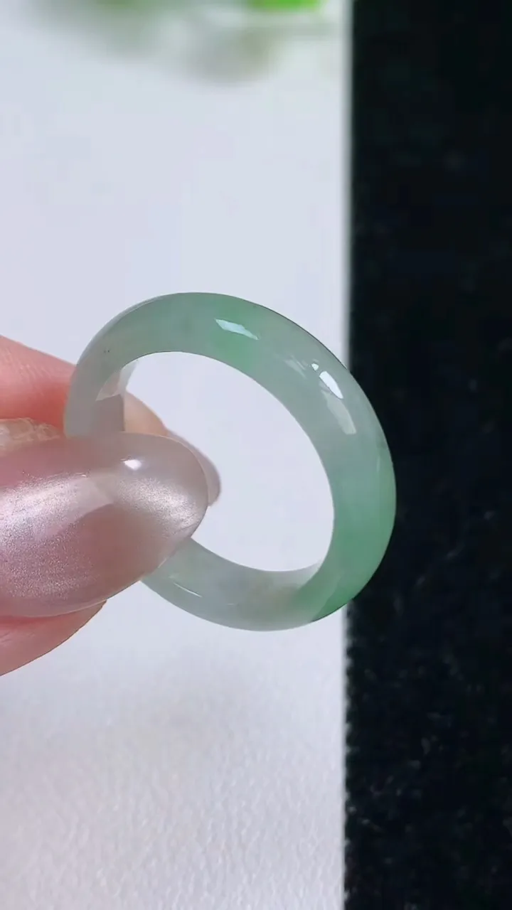 天然A货翡翠指环戒指，尺寸18.8-5-2.8，重量:3.11g2025年9月30日
工厂直销收藏佳品,种好水足，色泽均匀，有种有色，上手高大气！